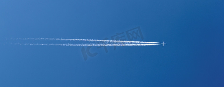 飞机在晴朗的蓝天