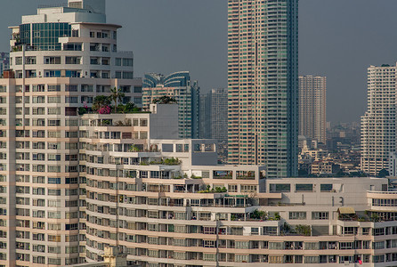 美丽的错层式公寓，与城市景观湄南河的蓝天相交。