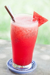西瓜摄影照片_红西瓜果汁冰沙配瓜片