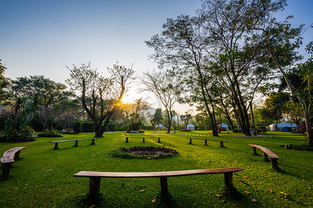 圆形长凳和日出在公园