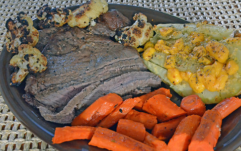土豆烧牛肉摄影照片_烤牛排和蔬菜
