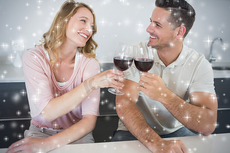夫妇在餐桌上敬酒红酒杯的合成图像