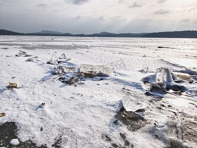 运动立春摄影照片_冰冻海面上的透明冰块。