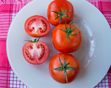 白盘上新鲜成熟的西红柿 — 顶视图