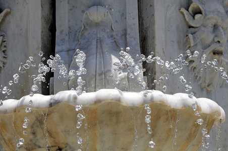 出水素果摄影照片_溅出大理石喷泉的水