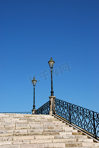 带传统灯柱的复古楼梯（蓝天）