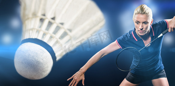 体育器材海报摄影照片_羽毛球运动员打羽毛球的合成图像