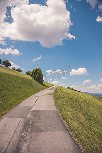 涂山摄影照片_奥地利山上涂柏油的陡峭山路。