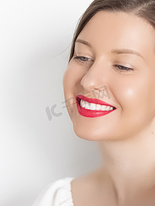 笑容牙齿摄影照片_快乐微笑的年轻女性，拥有完美的洁白牙齿和美丽健康的笑容，干净的皮肤和自然的妆容，具有积极情绪的女性面部肖像，美容、健康和护肤广告