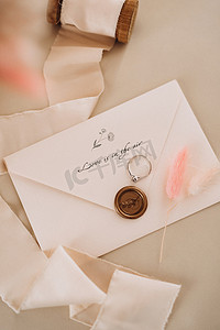 成婚摄影照片_带有婚礼装饰的结婚戒指