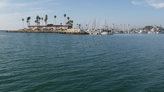 小船或游艇航行，海边港口，暑假在美国加利福尼亚州。