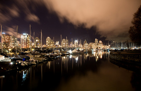 温哥华市港口在晚上，加拿大 BC