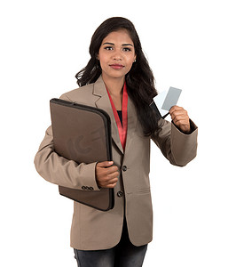 身份证卡片摄影照片_微笑的女商人拿着一张空白的名片或身份证在白色背景