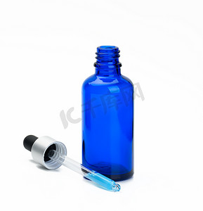 白色背景上带液体和透明空蓝瓶的玻璃吸管