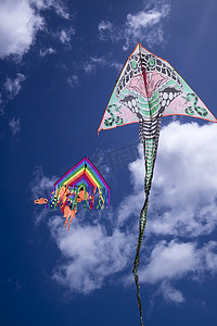五颜六色的风筝摄影照片_天空中五颜六色的风筝