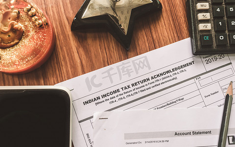 印度所得税申报表特写 ITR-2 申报表在桌子上，旁边是一支笔、计算器和一张家庭抵押贷款申请表。