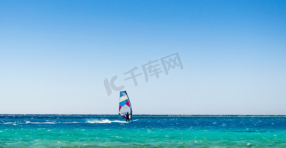 快地摄影照片_风帆冲浪者在埃及达哈布海中骑行