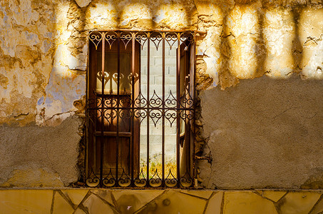 旧欧式建筑的百叶窗、建筑装饰旧窗户、复古风格、窗户的保护元素