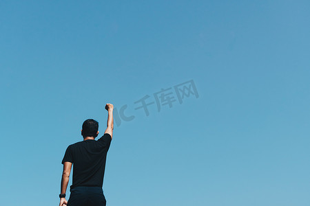 复制空间自由人手在抽象的夏季背景中升起暑假和自由概念蓝天和山脉。