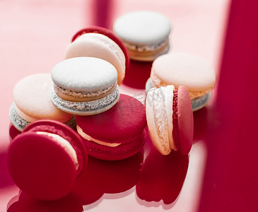 酒红色背景的法式马卡龙、巴黎别致的咖啡甜点、甜食和豪华糖果品牌的蛋糕马卡龙、假日背景设计