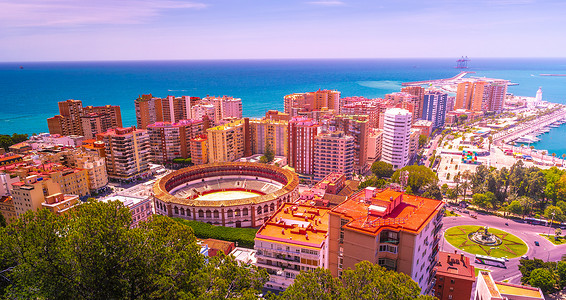 从 Gibralfaro 城堡拍摄的马拉加鸟瞰图，包括马拉加港、Alcazaba 城堡和西班牙安达卢西亚大教堂。