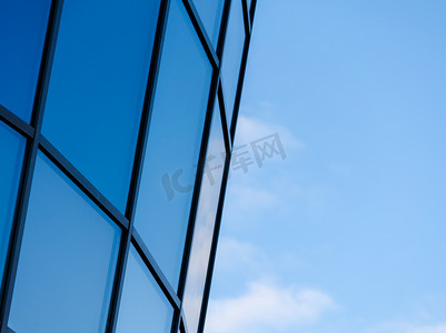 蓝色 sk 上高层办公楼窗户的碎片