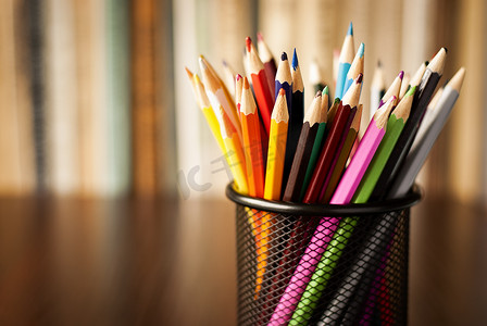 整齐的电线桌上摆满了彩色铅笔