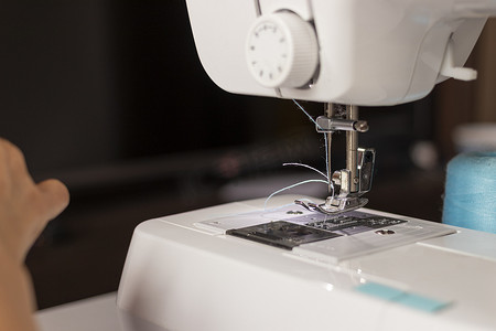 信息整理摄影照片_由女裁缝工作的缝纫机