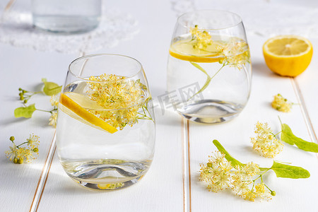 柠檬水用新鲜的椴树花和柠檬