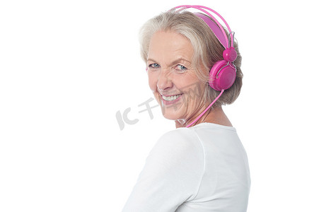 享受今日音乐的老年妇女