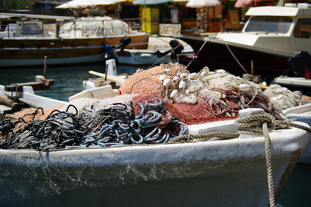 船弓上的渔网和绳索