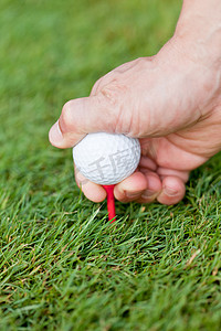 高尔夫上杆摄影照片_绿草上的高尔夫球和铁杆细节宏观夏季户外