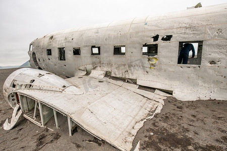 废弃的旧飞机残骸