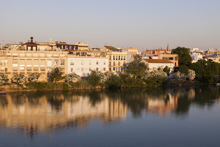 瓜尔达摄影照片_瓜达尔基维尔河沿岸的塞维利亚建筑