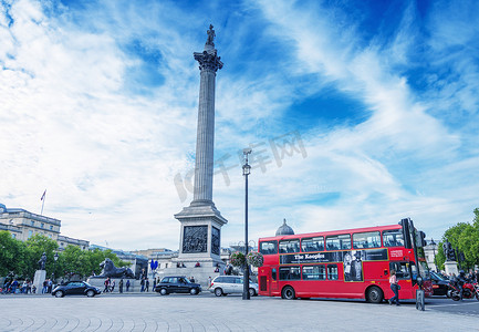 伦敦 — 2013 年 9 月 28 日：Tra 的现代红色双层巴士
