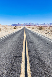天空街道摄影照片_沙漠中的 66 号公路，天空风景秀丽。