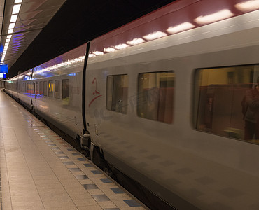 4月29日摄影照片_阿姆斯特丹，4 月 29 日：高速列车抵达机场站，Ap