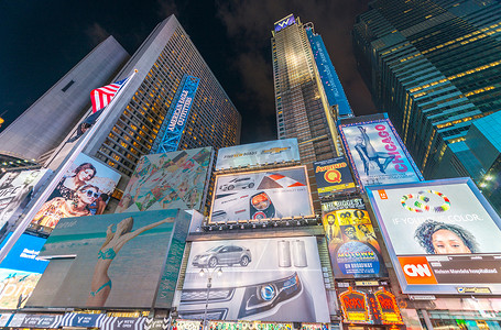 纽约城-2013 年 6 月 9 日：时代广场在晚上的灯光。