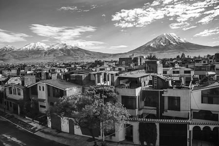 阿雷基帕市及其标志性的秘鲁米斯蒂和查查尼活火山