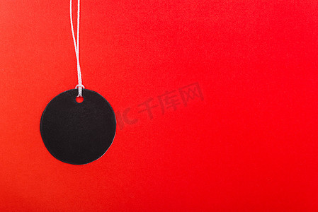 红色背景上的圆形黑色标记标签