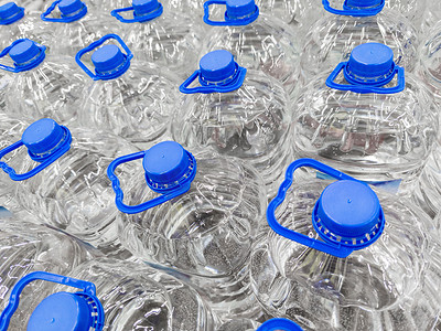 透明塑料5升瓶装清水全画幅背景