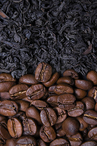 一堆干茶叶和烤咖啡豆种子：茶碱与咖啡因。