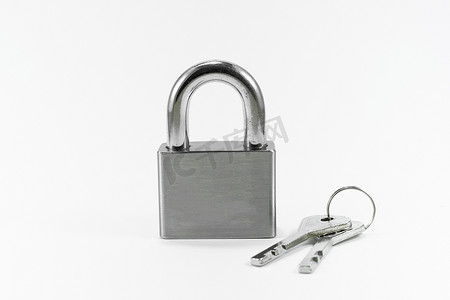 白色背景上的金属锁和钥匙