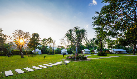 绿色草坪上的小径和花园里的帐篷