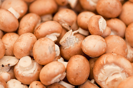户外市场上新鲜的棕色香菇