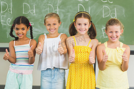 教室走廊摄影照片_微笑的孩子们在课堂上竖起大拇指