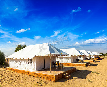 沙漠帐篷露营摄影照片_塔尔沙漠的帐篷营地。