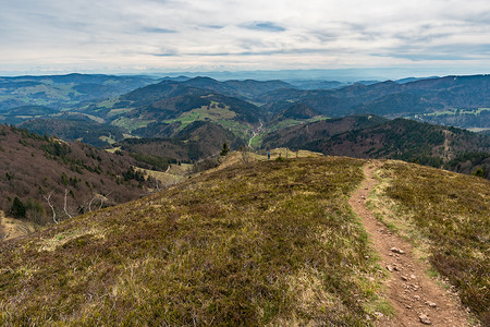 在黑森林美丽的舍瑙 (Schonau) 的 Belchen 徒步旅行