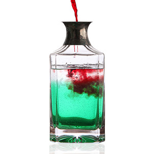 白色背景中有红色和绿色液体的瓶子