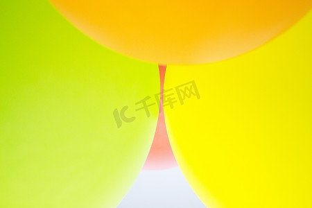 颜色气球分组，绿色，粉红色，黄色，橙色，粉红色。